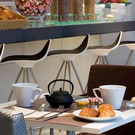 Hotell Mercure Paris La Defense Grande Arche 4*